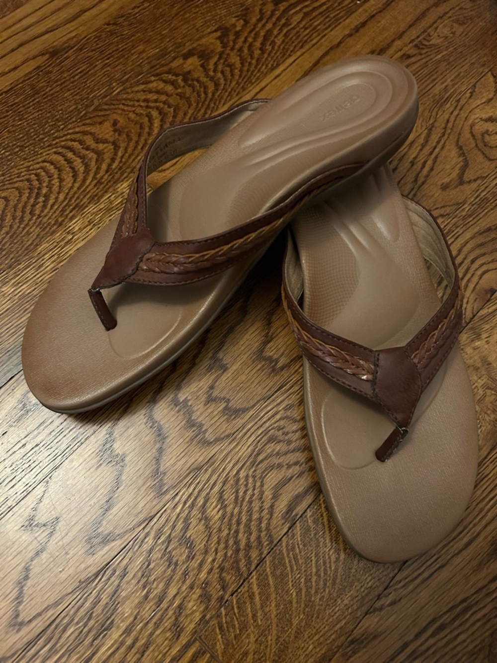 Aetrex Brown Emmy Women’s Leather Thong Sandals
Size  EU 40 US 9-9.5